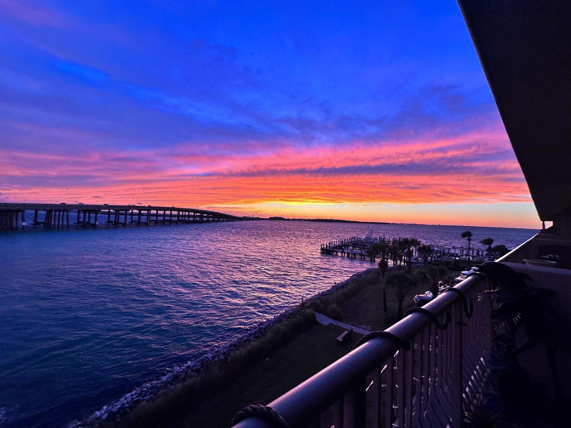 5 Star 11th Fl Stunning Sunrise 2br 2ba King Suite,pools ,shuttle Or Walk To Destin