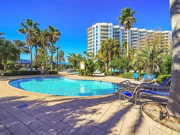Palms 2 Bedroom King Poolside Shuttle Holiday home *