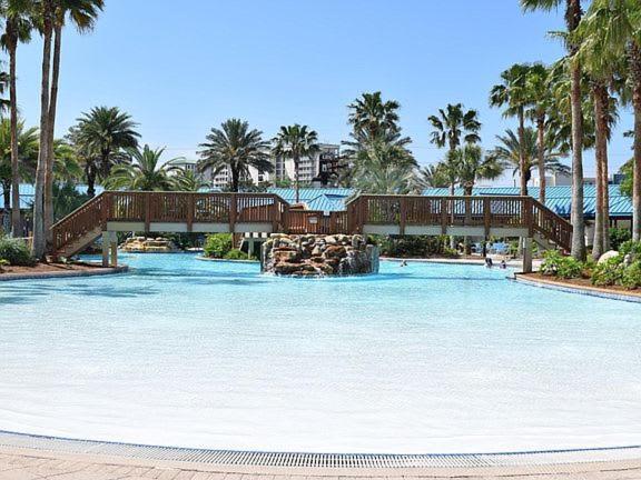 Palms 2 Bedroom King Poolside Shuttle Holiday home Destin