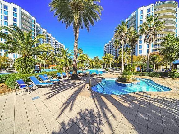 Palms 2 Bedroom King Poolside Shuttle Holiday home Destin