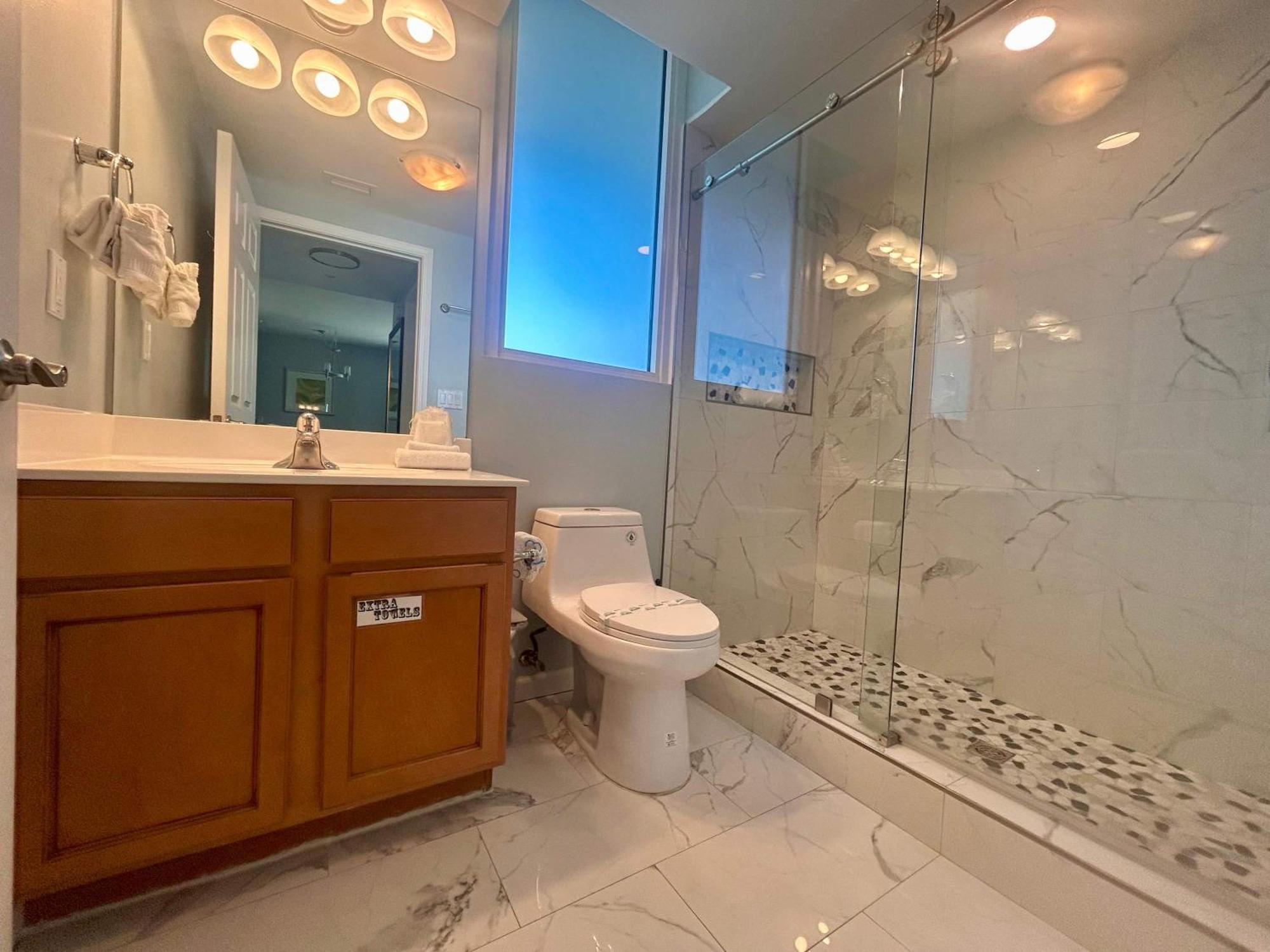 Palms 2 Bedroom King Poolside Shuttle Destin