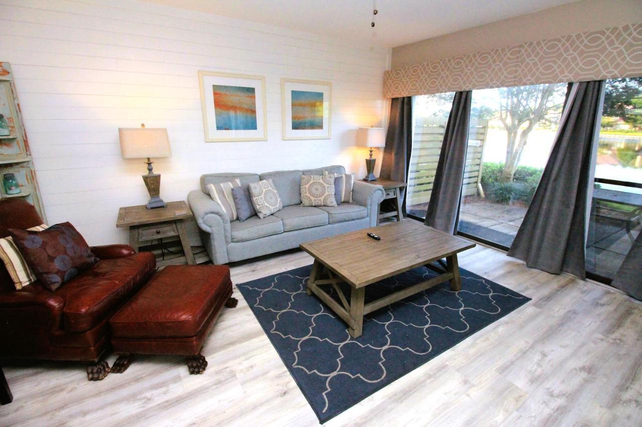 Charming 2 Bed 2 Bath Overlooking Horseshoe Lake. Sandestin. Holiday home *