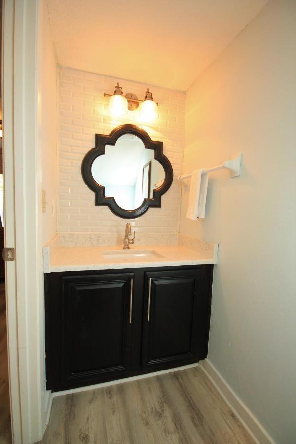 Holiday home Charming 2 Bed 2 Bath Overlooking Horseshoe Lake. Sandestin.