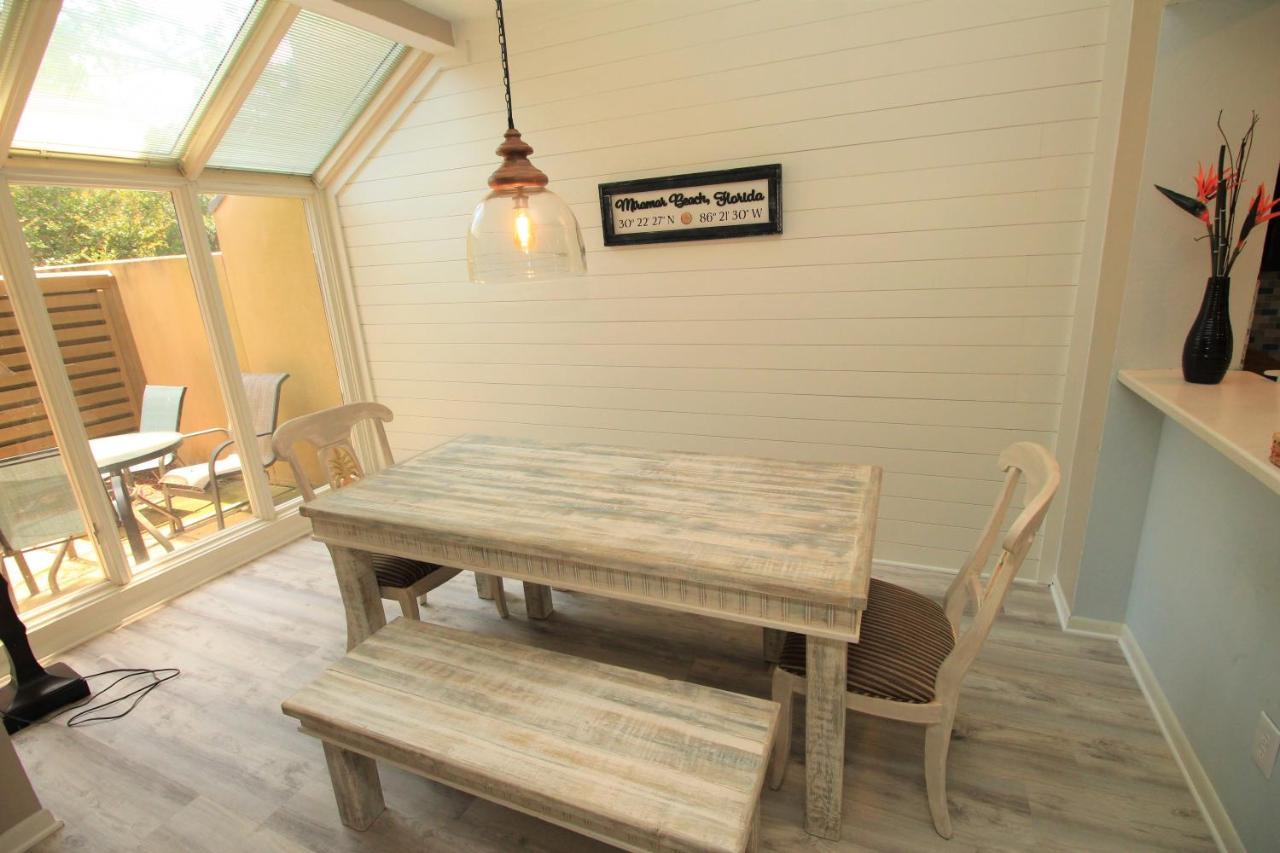 Charming 2 Bed 2 Bath Overlooking Horseshoe Lake. Sandestin.