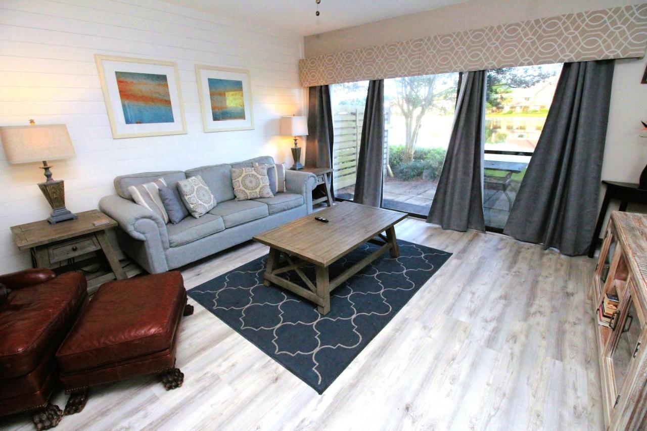 Charming 2 Bed 2 Bath Overlooking Horseshoe Lake. Sandestin. Holiday home Destin