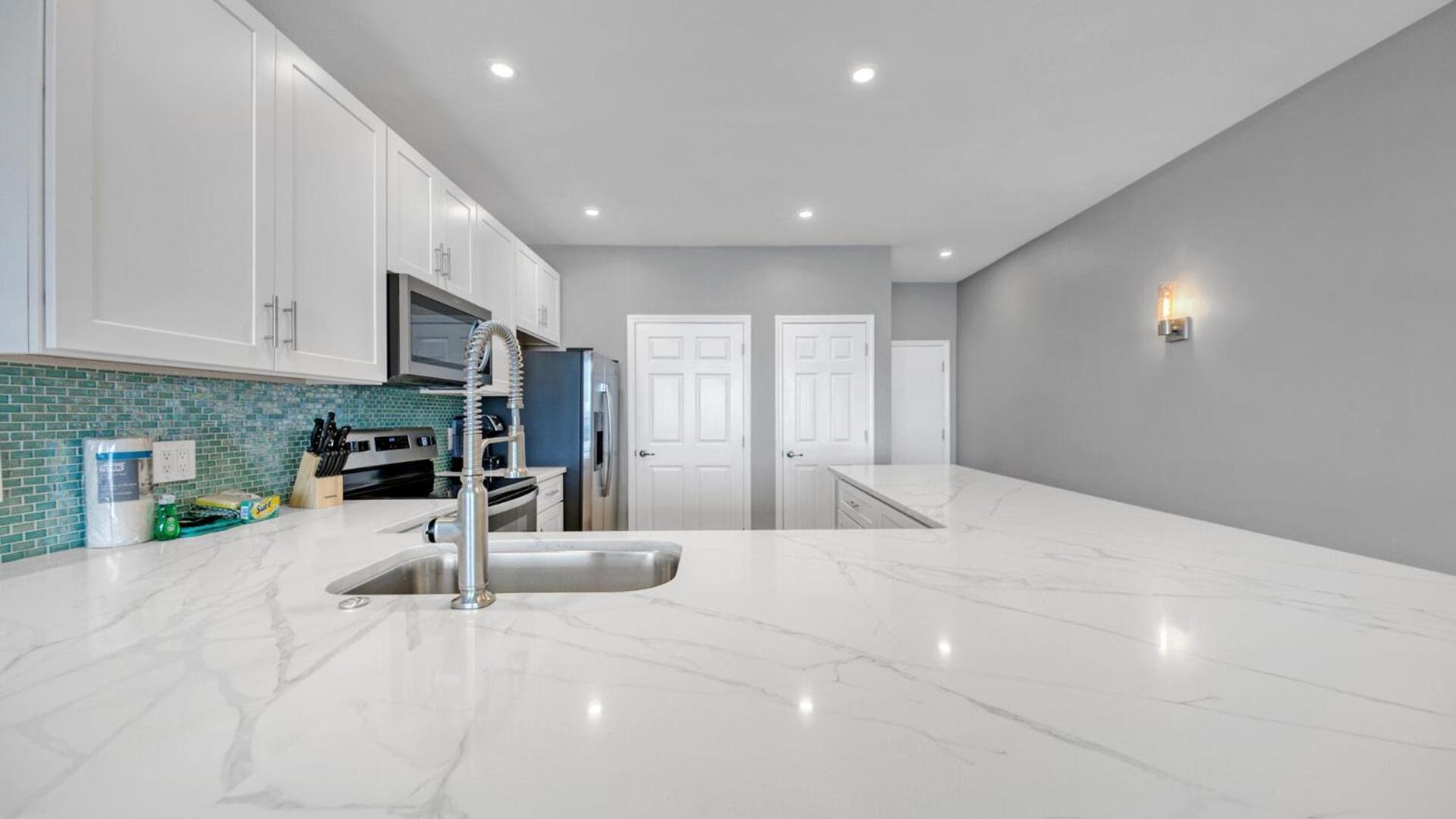 Completely Renovated Luxury 3 Bedroom Front In Destin! *