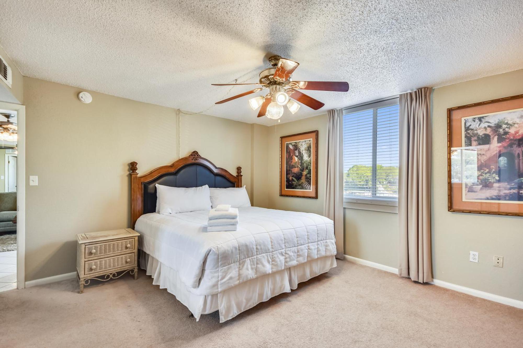 Dolphin Point 303c- By Isle *