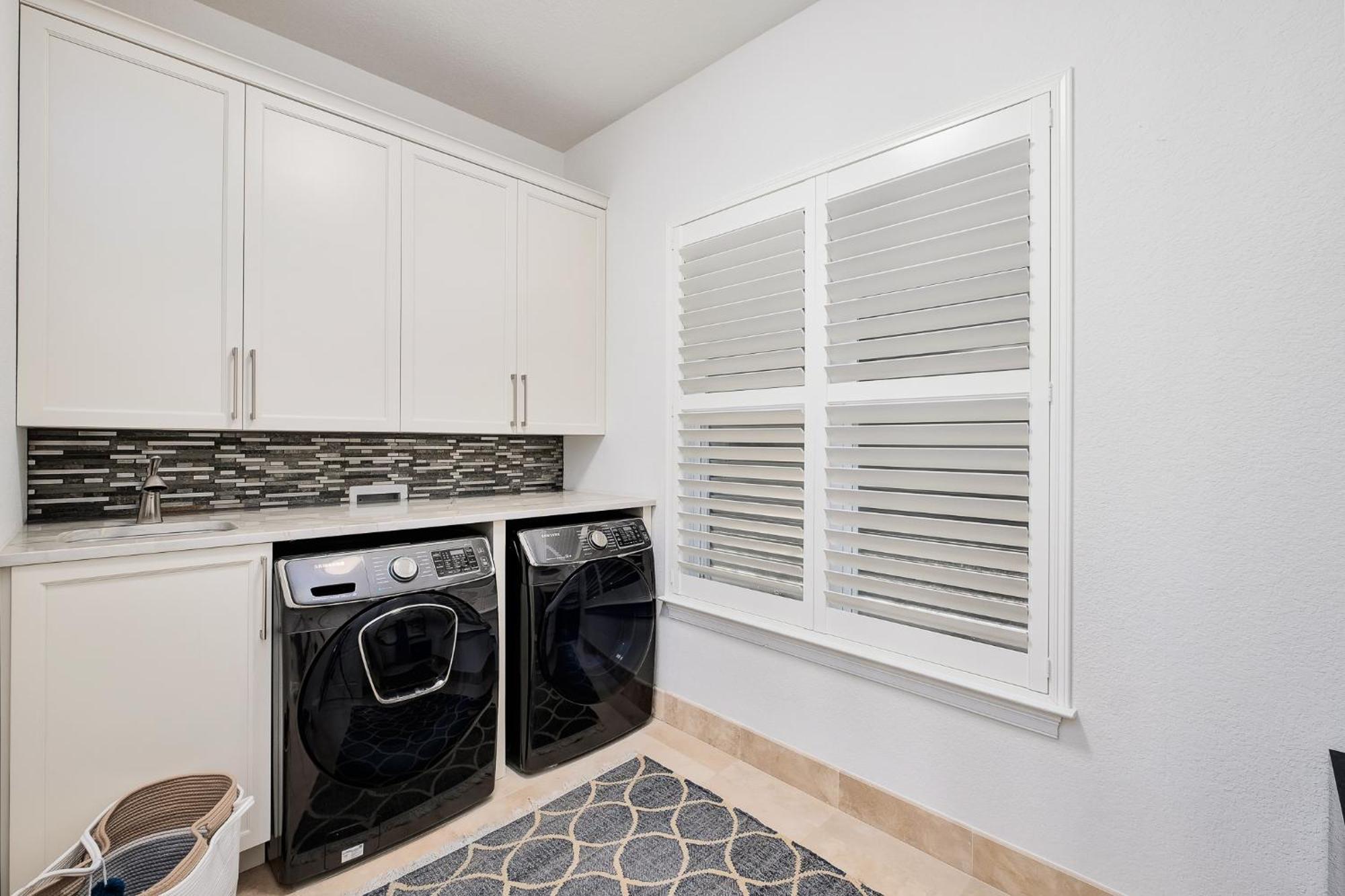 View - Gated Community With Pool Hot Tub